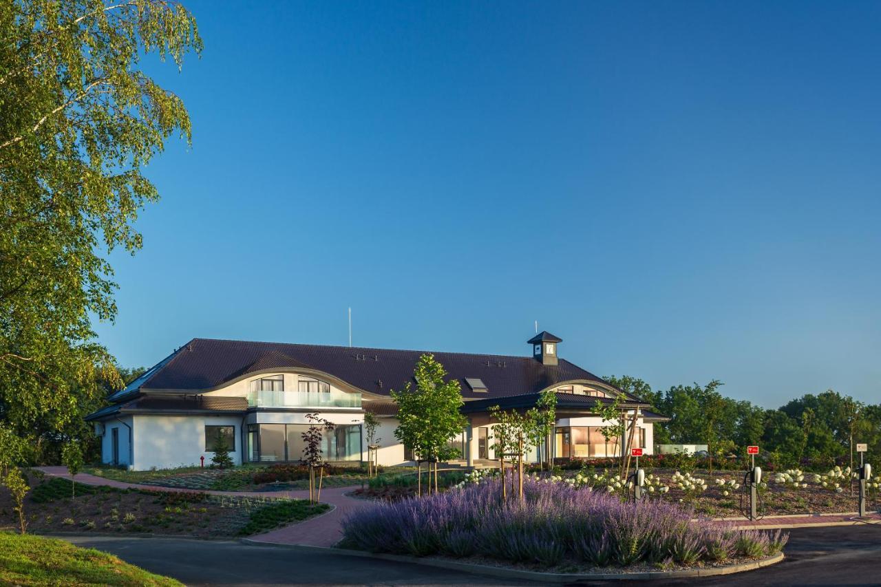 חושצ'נו Modry Las Golf Resort מראה חיצוני תמונה